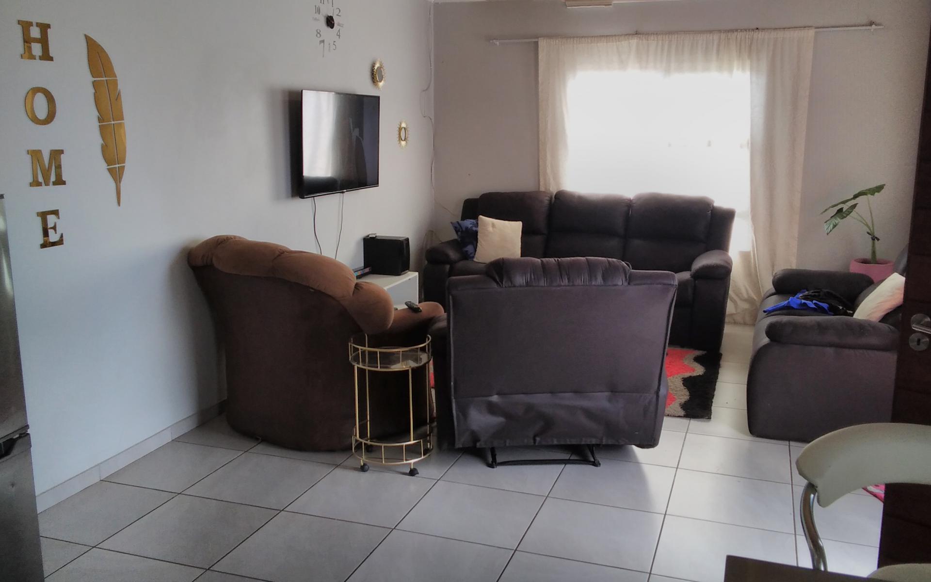 Lounges - 20 square meters of property in Fleurhof