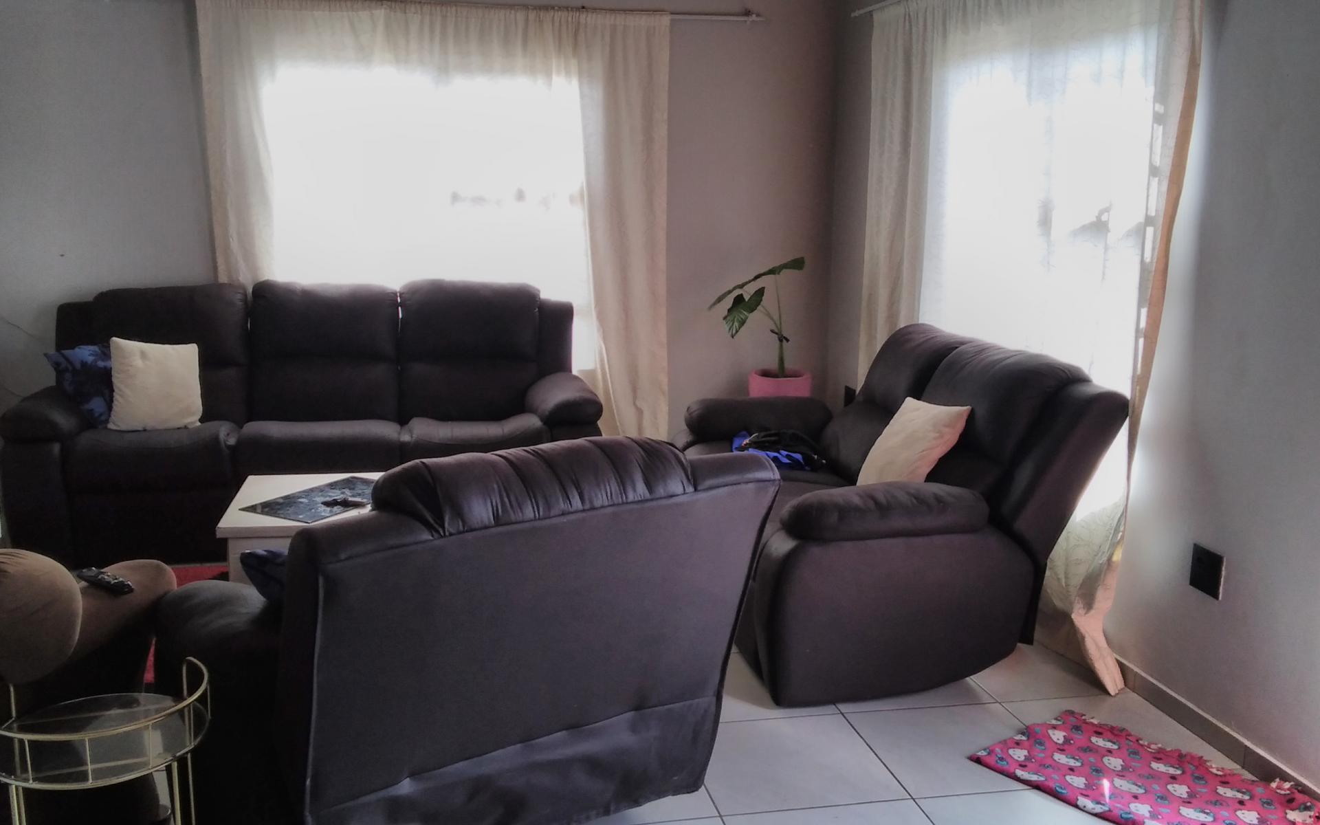Lounges - 20 square meters of property in Fleurhof