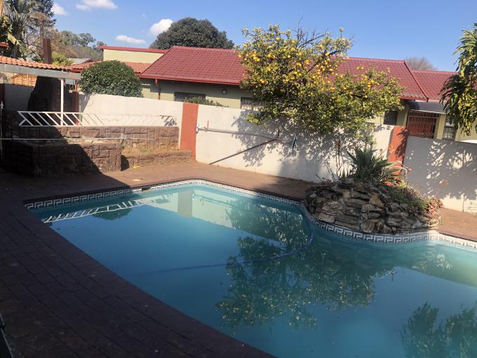 1 Bedroom Open Plan Bachelor/Studio Apartment to Rent in Fleurhof - Property to rent - MR582242