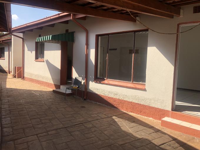 1 Bedroom Open Plan Bachelor/Studio Apartment to Rent in Fleurhof - Property to rent - MR582244