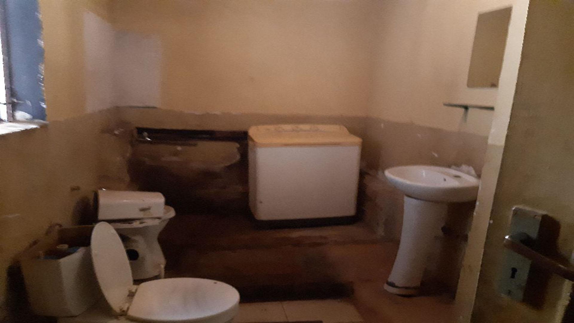 Bathroom 1 of property in Montclare