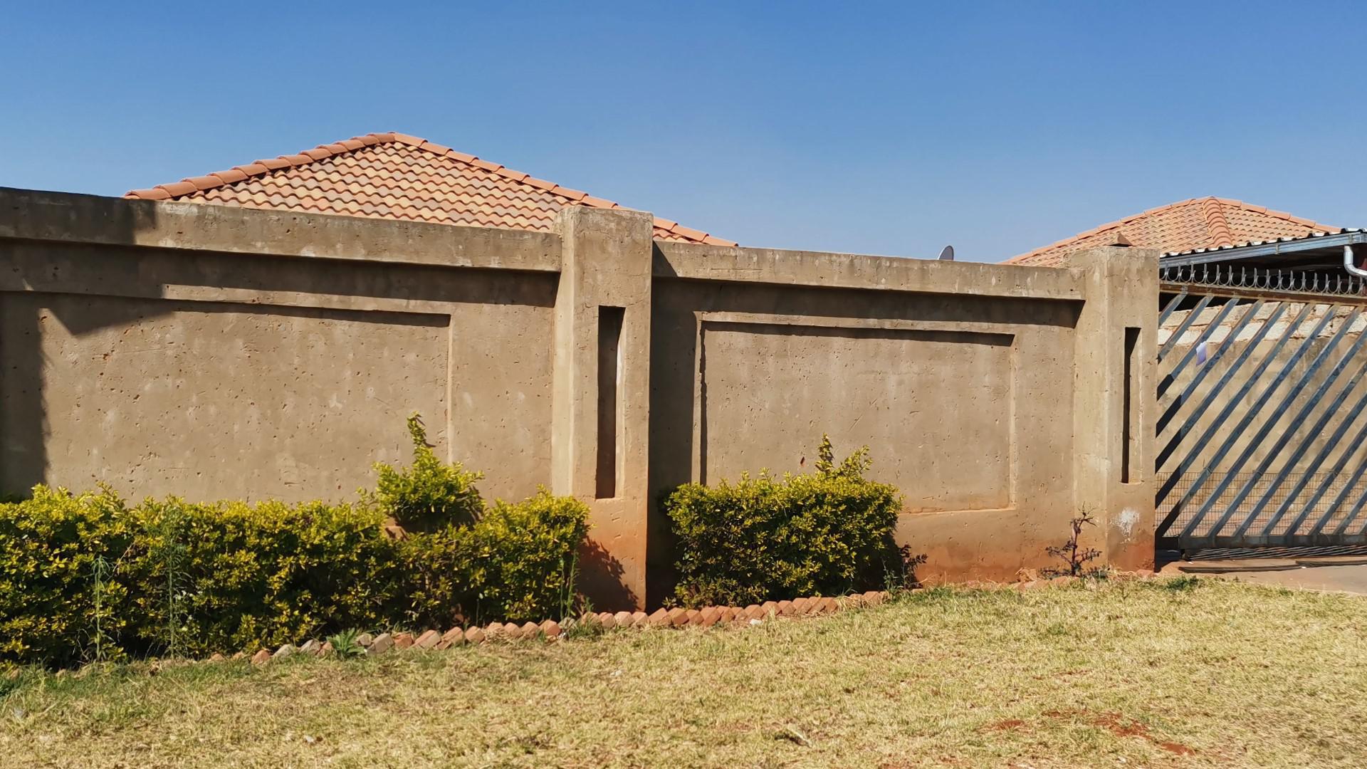 Front View of property in Gem Valley
