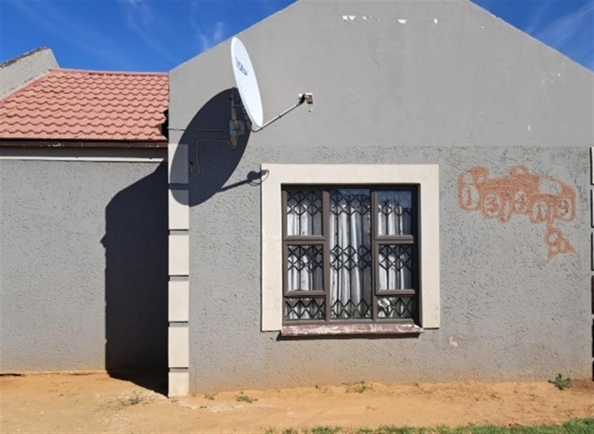 Front View of property in Thabong
