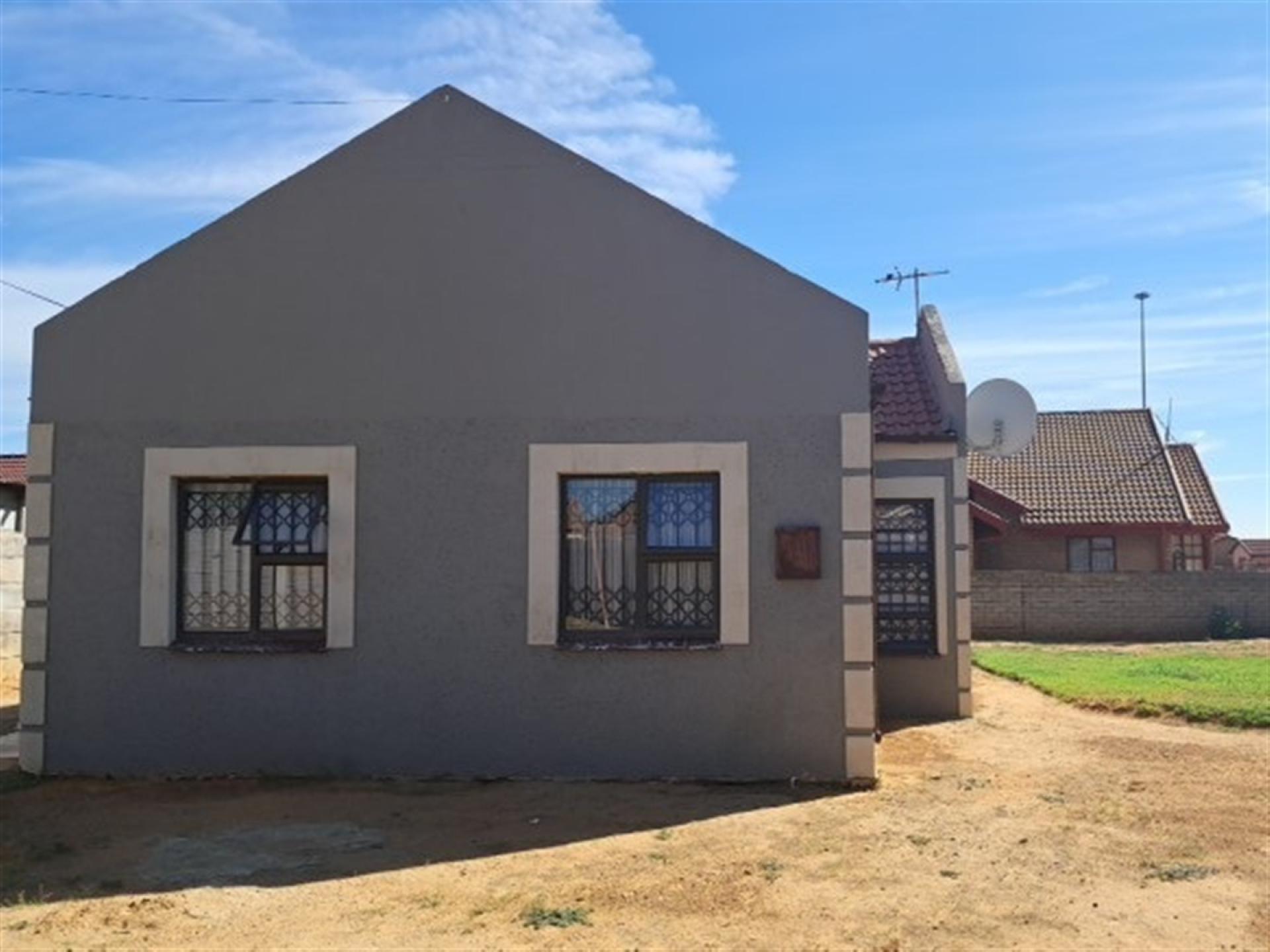 Front View of property in Thabong
