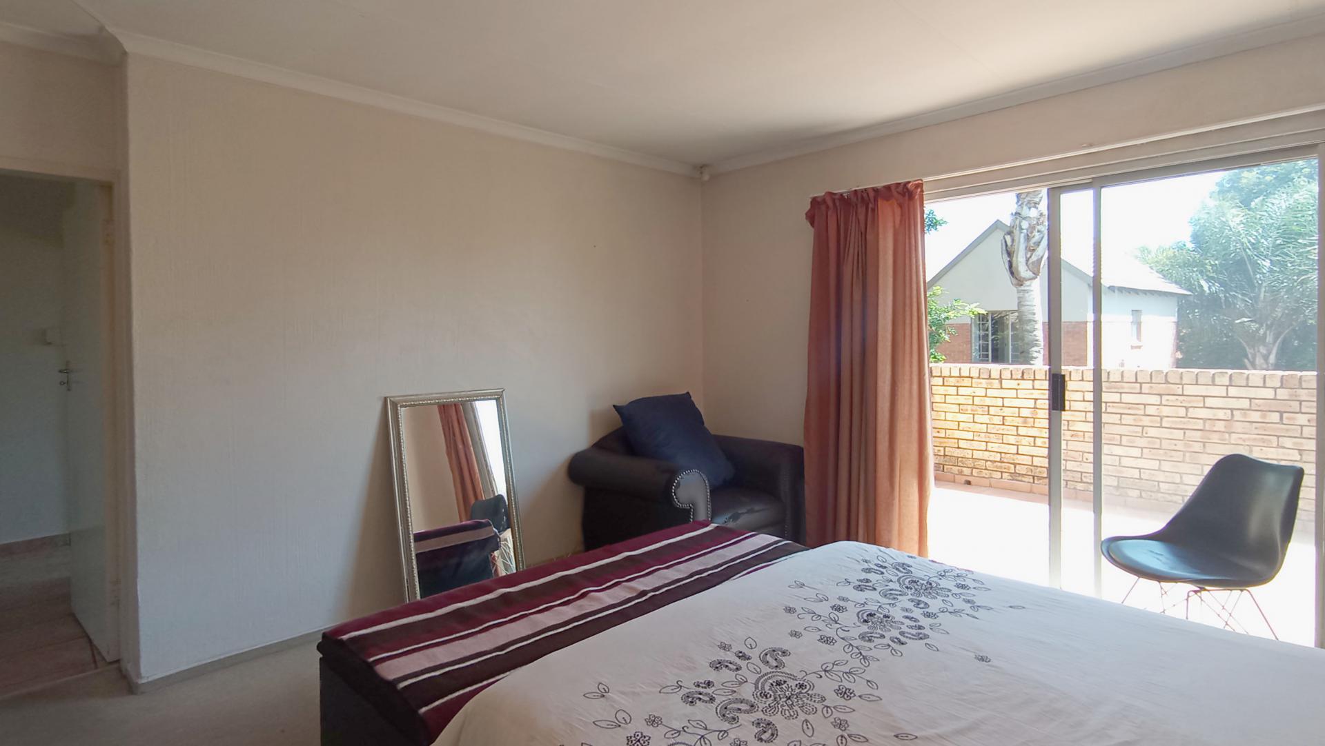 Main Bedroom - 21 square meters of property in North Riding A.H.