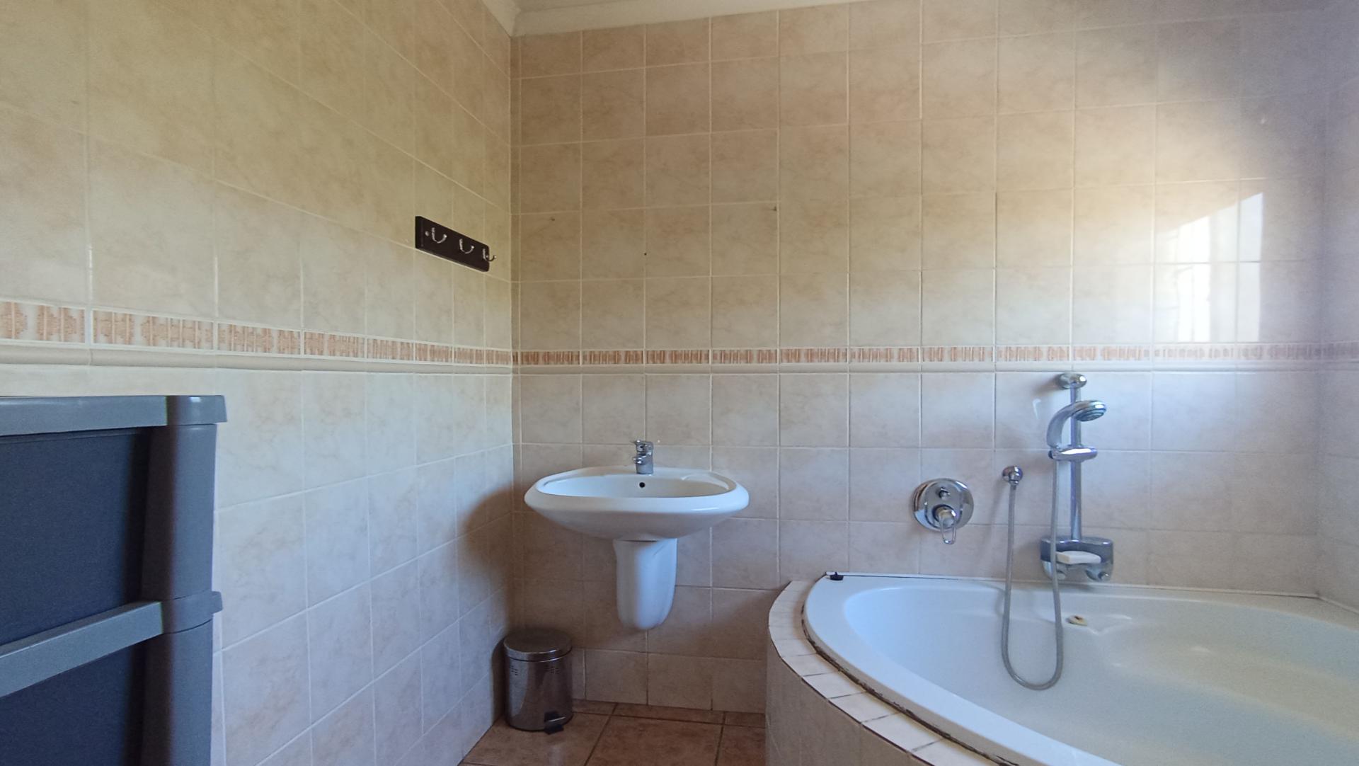 Main Bathroom - 6 square meters of property in North Riding A.H.