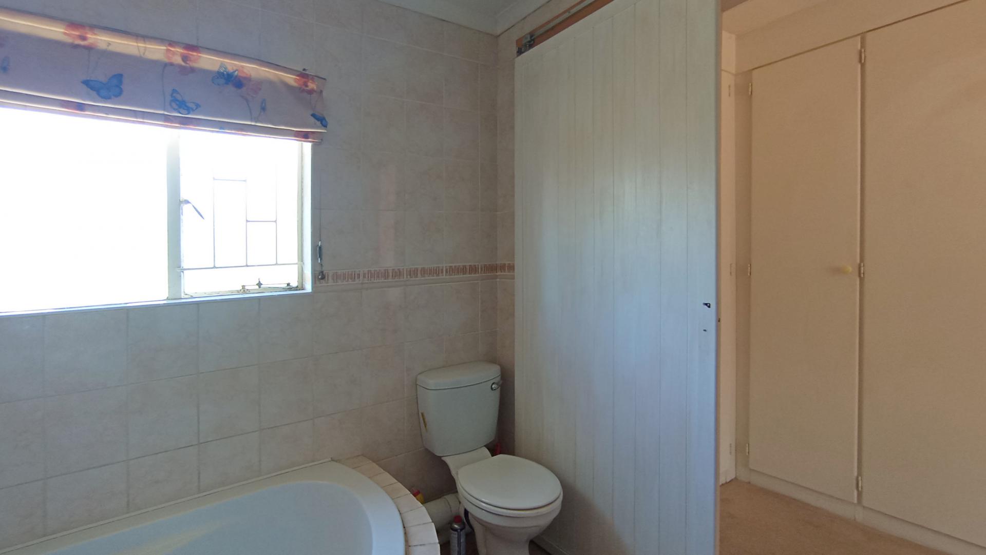 Main Bathroom - 6 square meters of property in North Riding A.H.