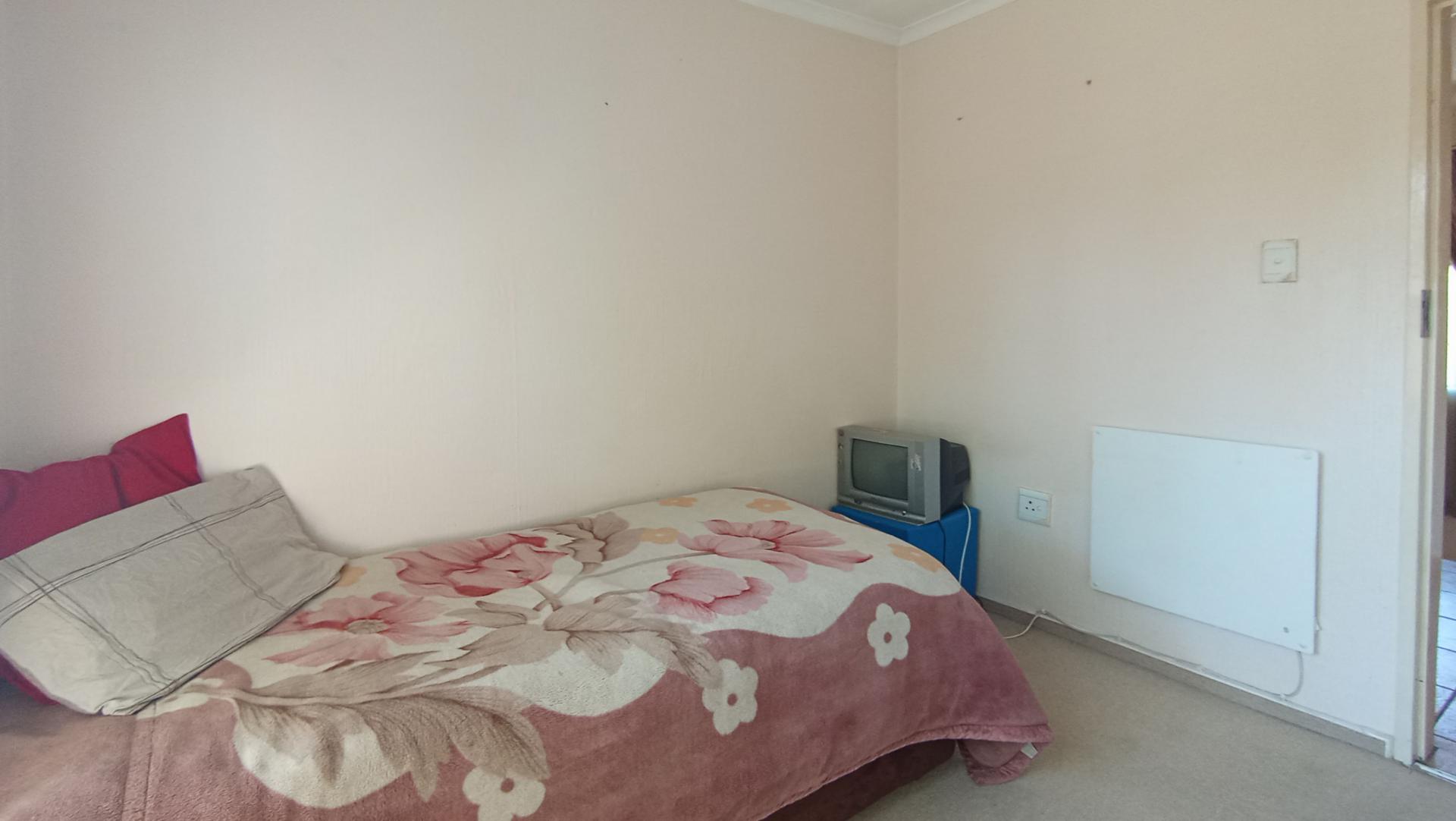 Bed Room 1 - 10 square meters of property in North Riding A.H.