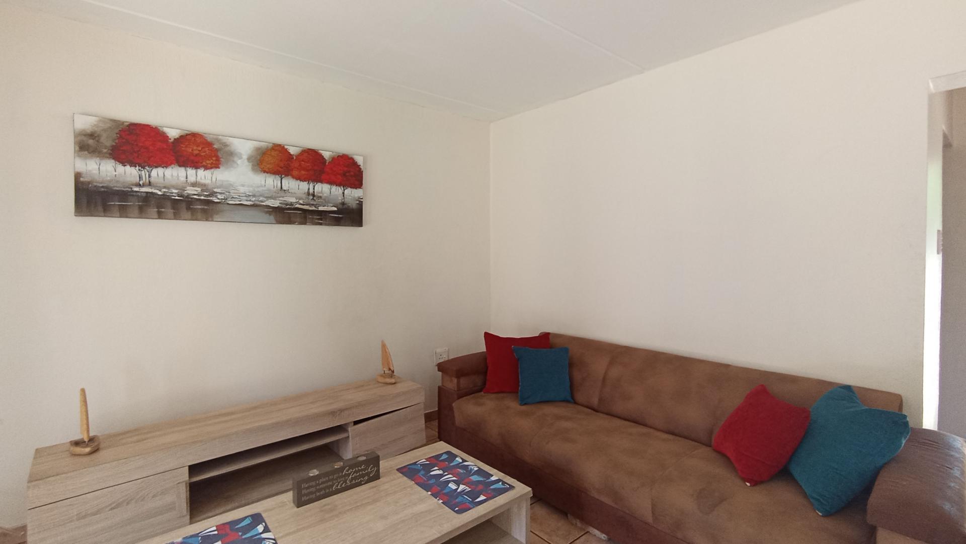 Lounges - 16 square meters of property in North Riding A.H.