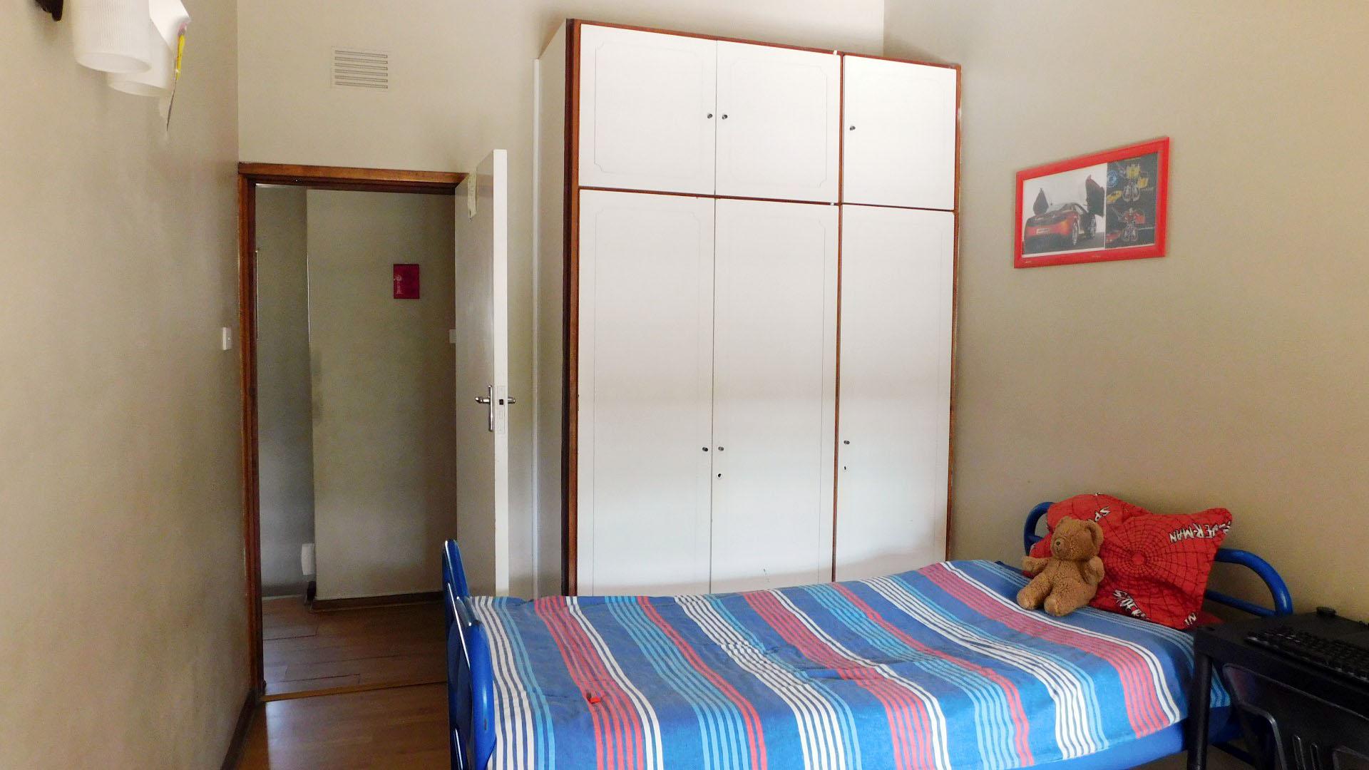 Bed Room 1 - 14 square meters of property in Amanzimtoti 