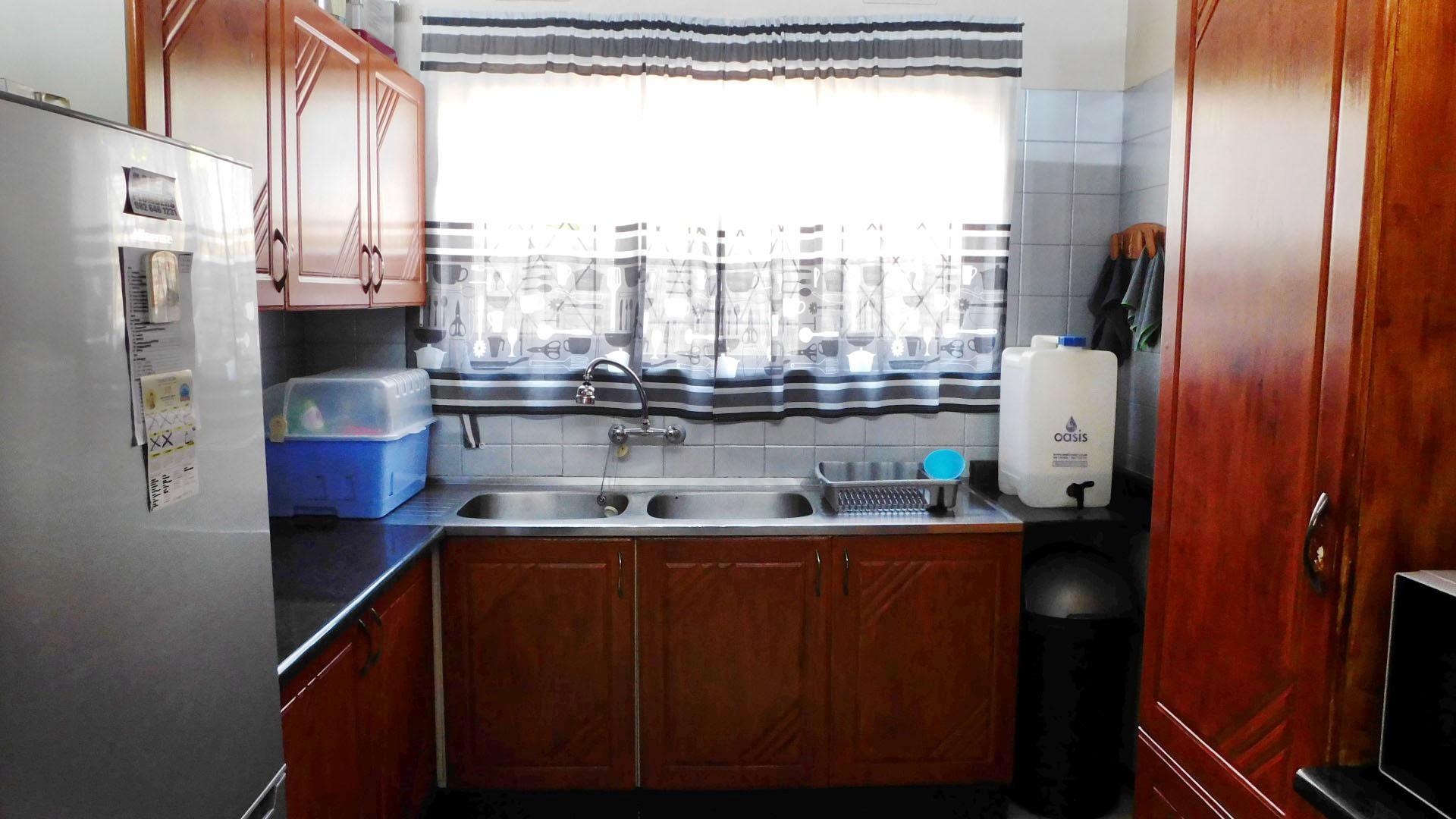 Kitchen - 11 square meters of property in Amanzimtoti 