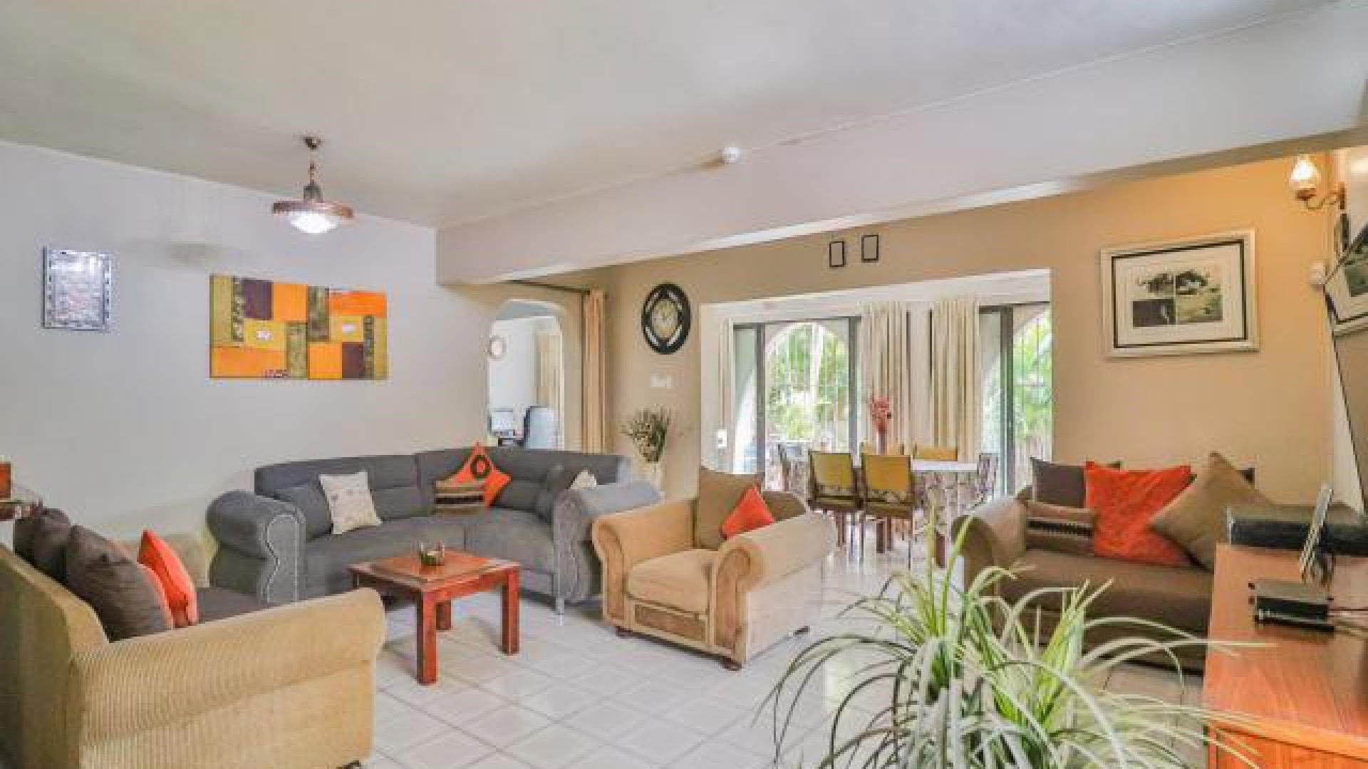 Lounges - 34 square meters of property in Amanzimtoti 