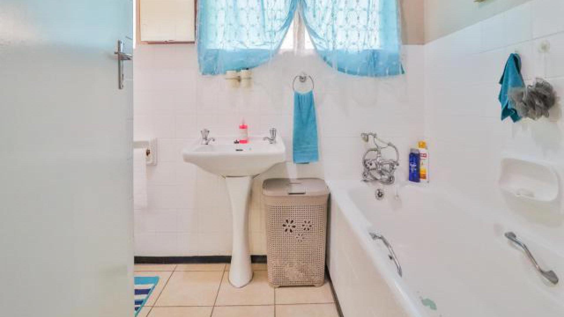 Main Bathroom - 6 square meters of property in Amanzimtoti 