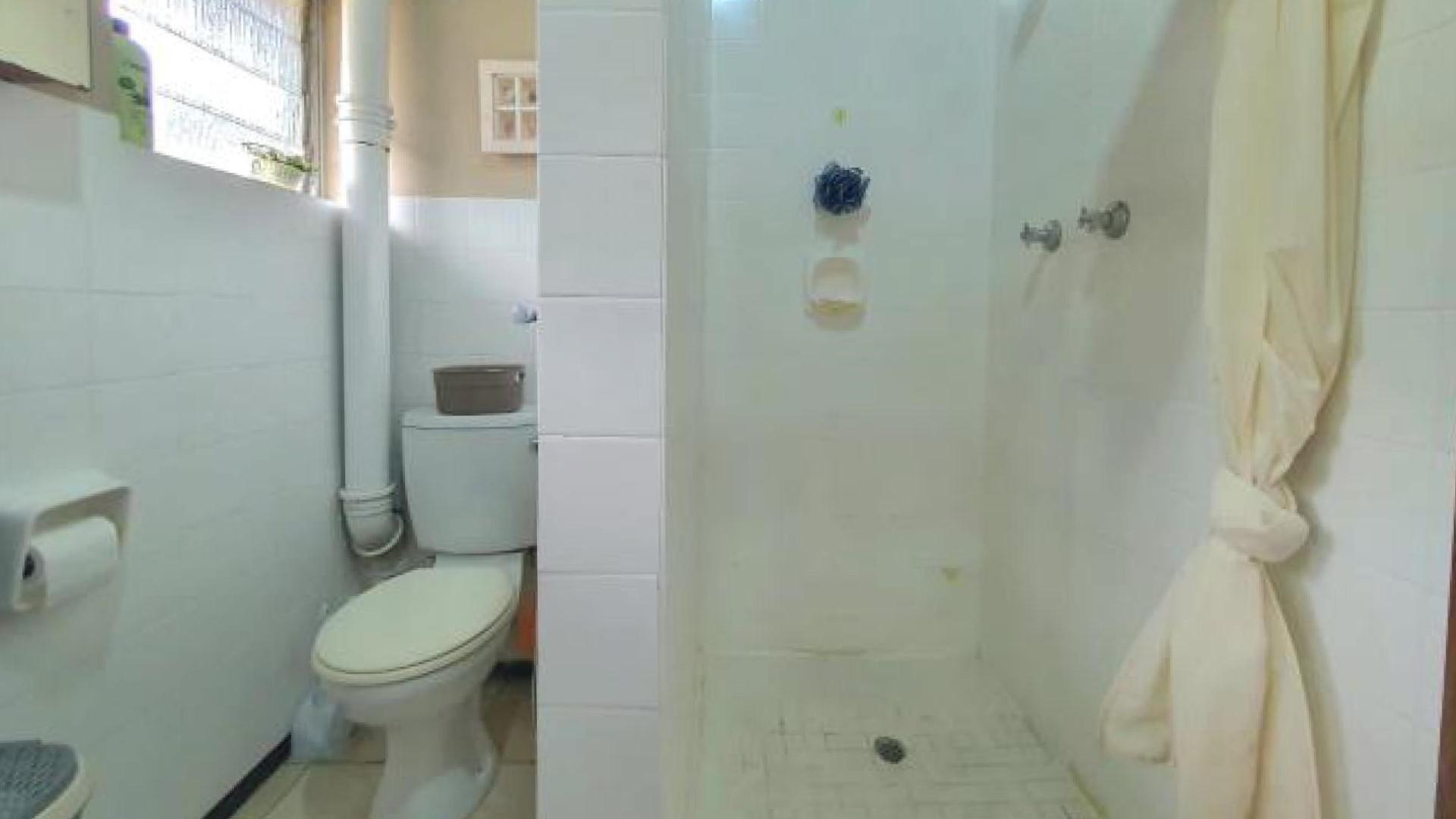 Bathroom 1 - 6 square meters of property in Amanzimtoti 
