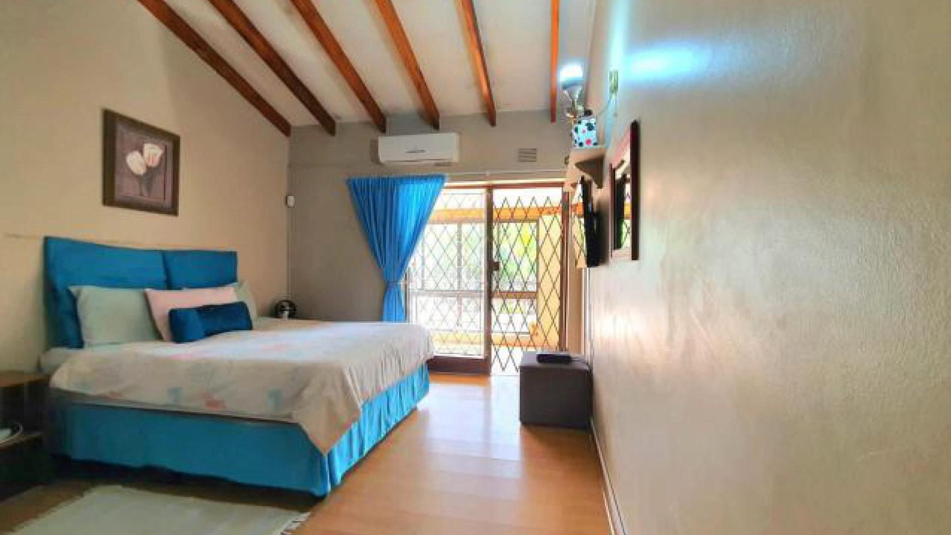 Main Bedroom - 18 square meters of property in Amanzimtoti 