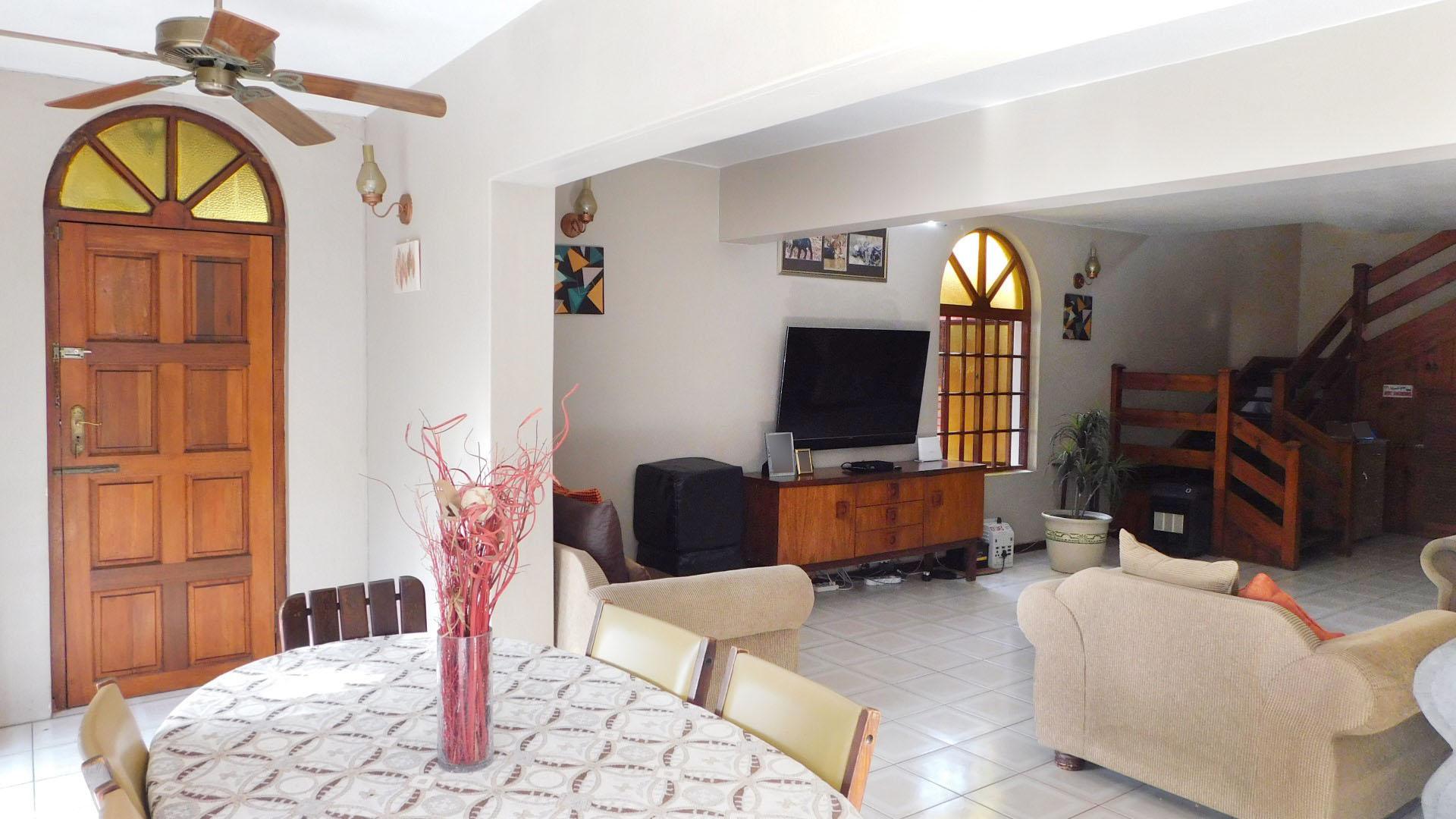 Dining Room - 11 square meters of property in Amanzimtoti 