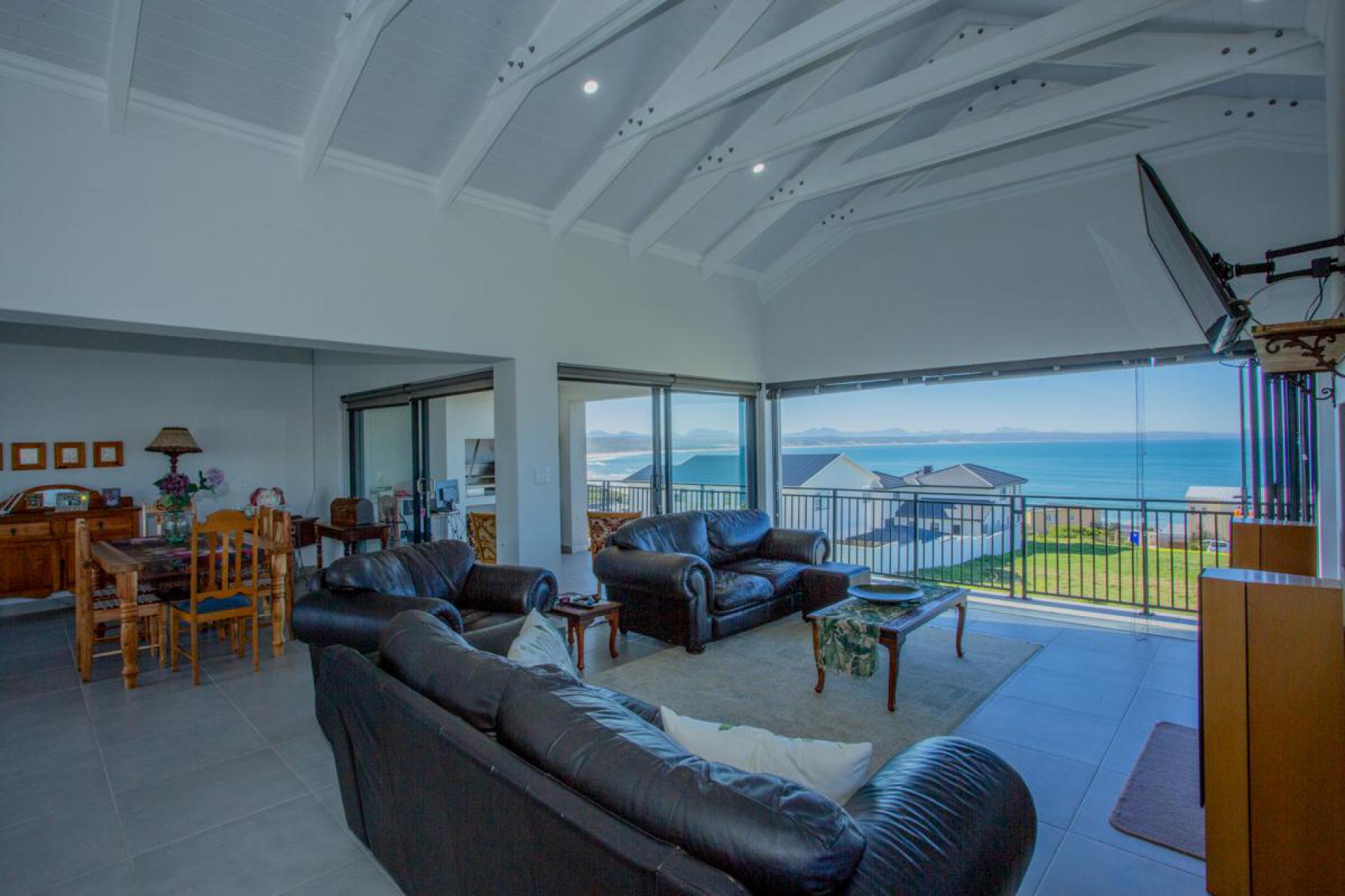 Lounges - 51 square meters of property in Vleesbaai