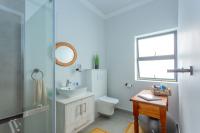 Main Bathroom - 6 square meters of property in Vleesbaai