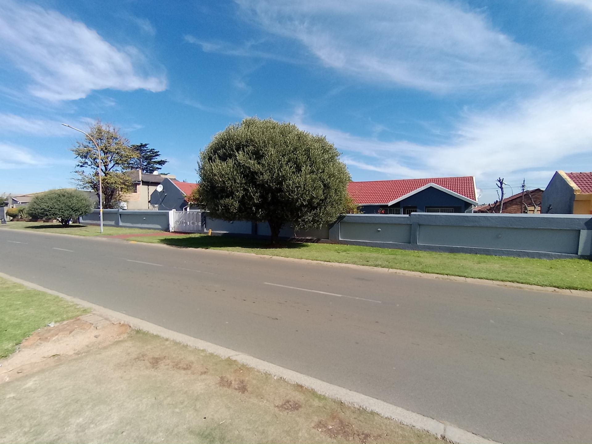 4 Bedroom House for Sale For Sale in Spruitview MR583120