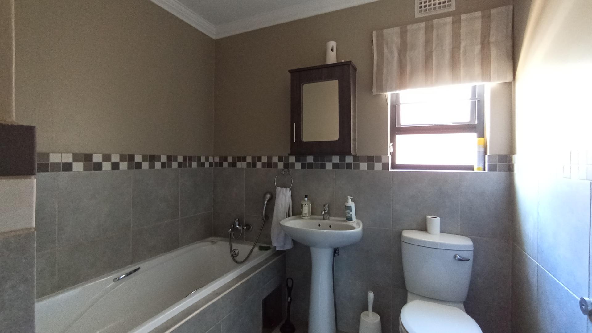 Bathroom 1 - 6 square meters of property in Amberfield