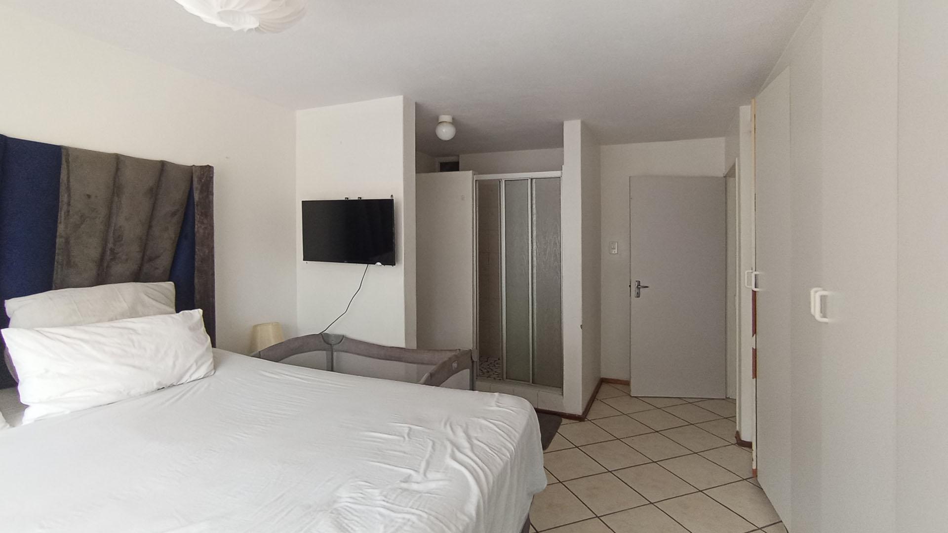 Main Bedroom - 15 square meters of property in Wonderboom South