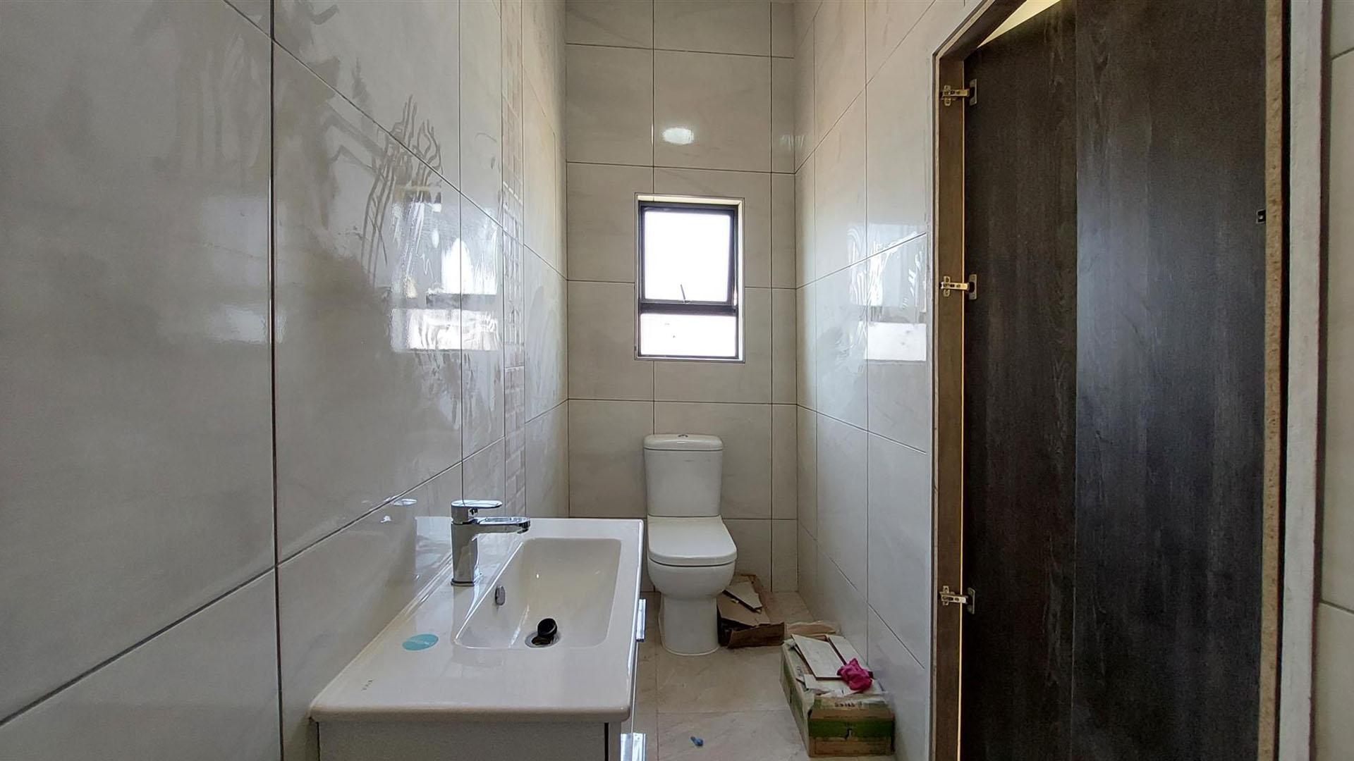 Bathroom 1 - 7 square meters of property in Six Fountains Estate