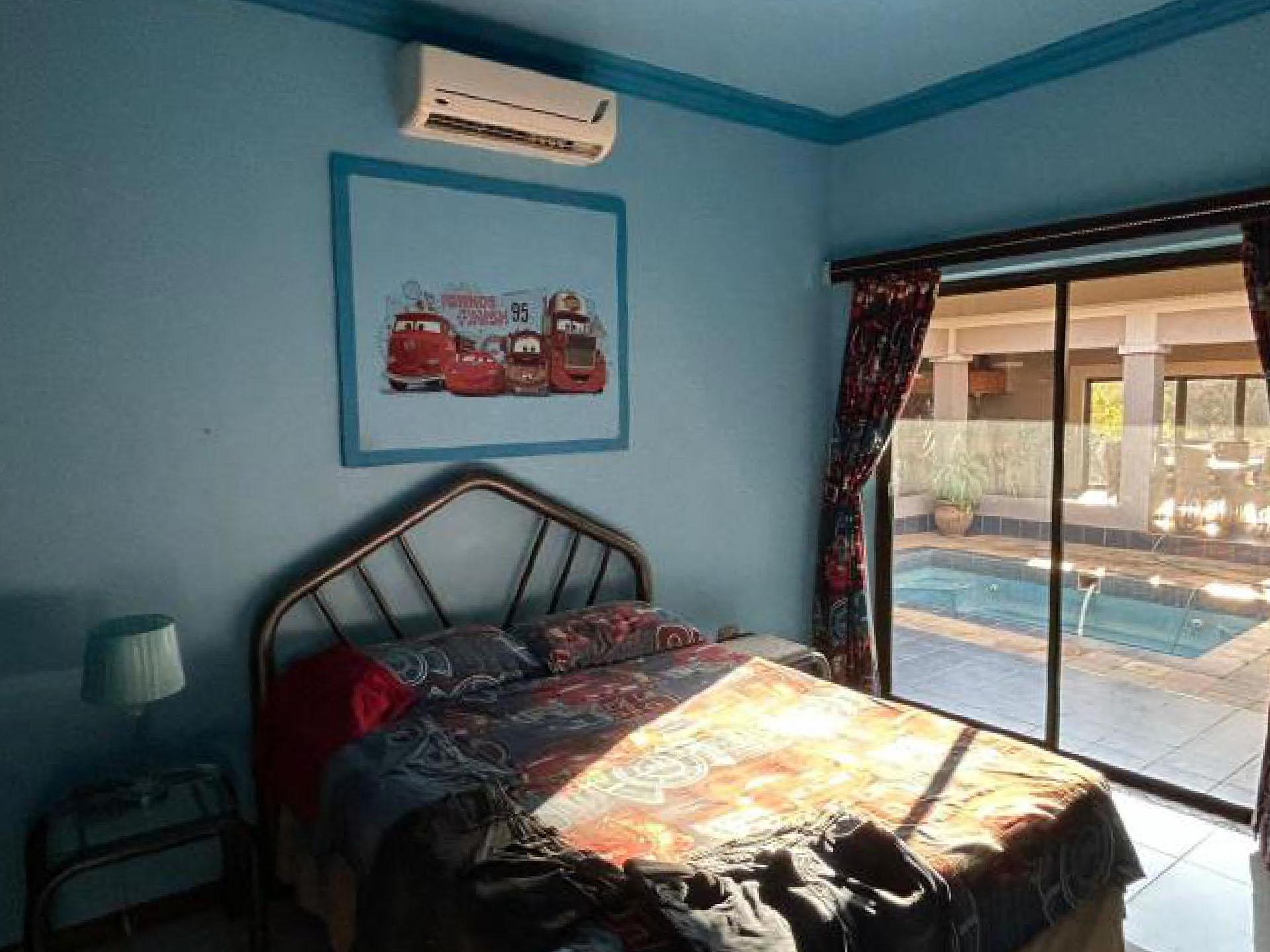 Bed Room 1 of property in Malelane