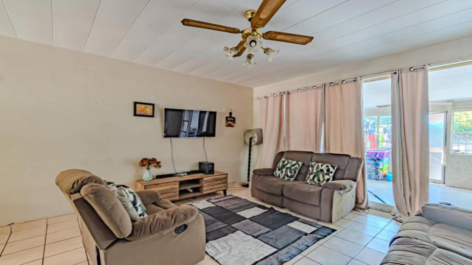 Lounges - 30 square meters of property in Tamara Park