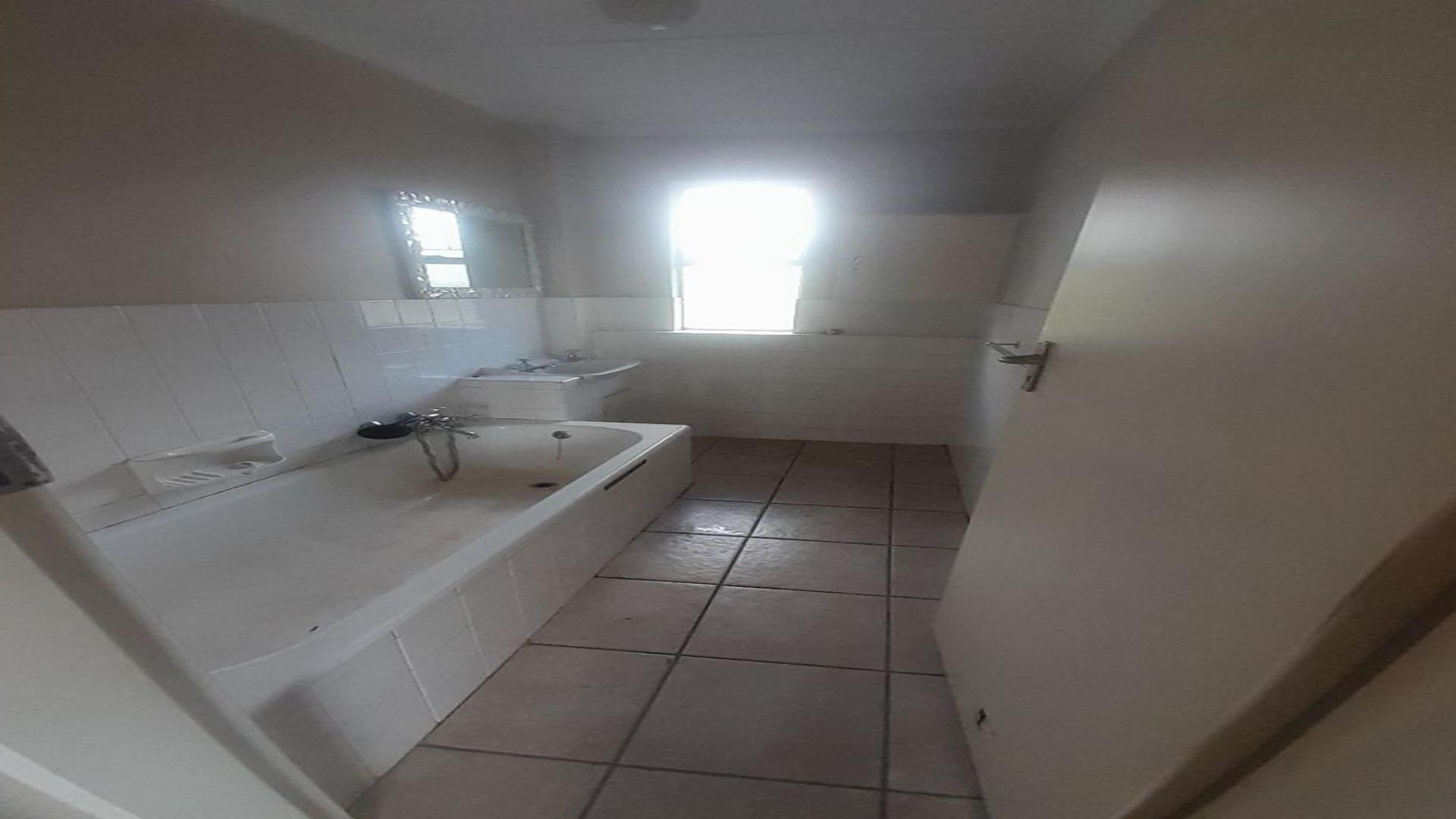 Bathroom 1 - 10 square meters of property in Tamara Park