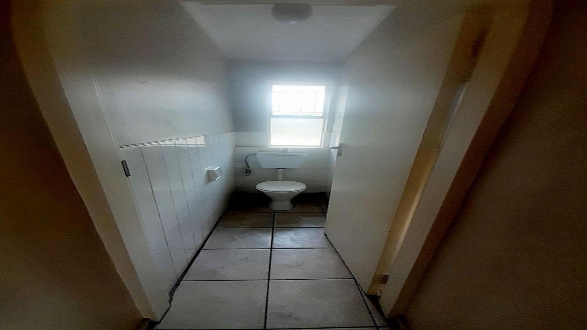 Bathroom 1 - 10 square meters of property in Tamara Park