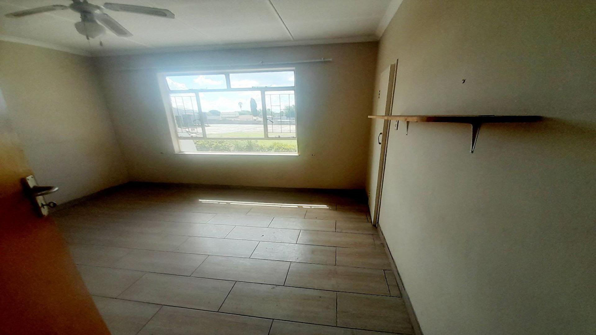 Bed Room 1 - 22 square meters of property in Tamara Park