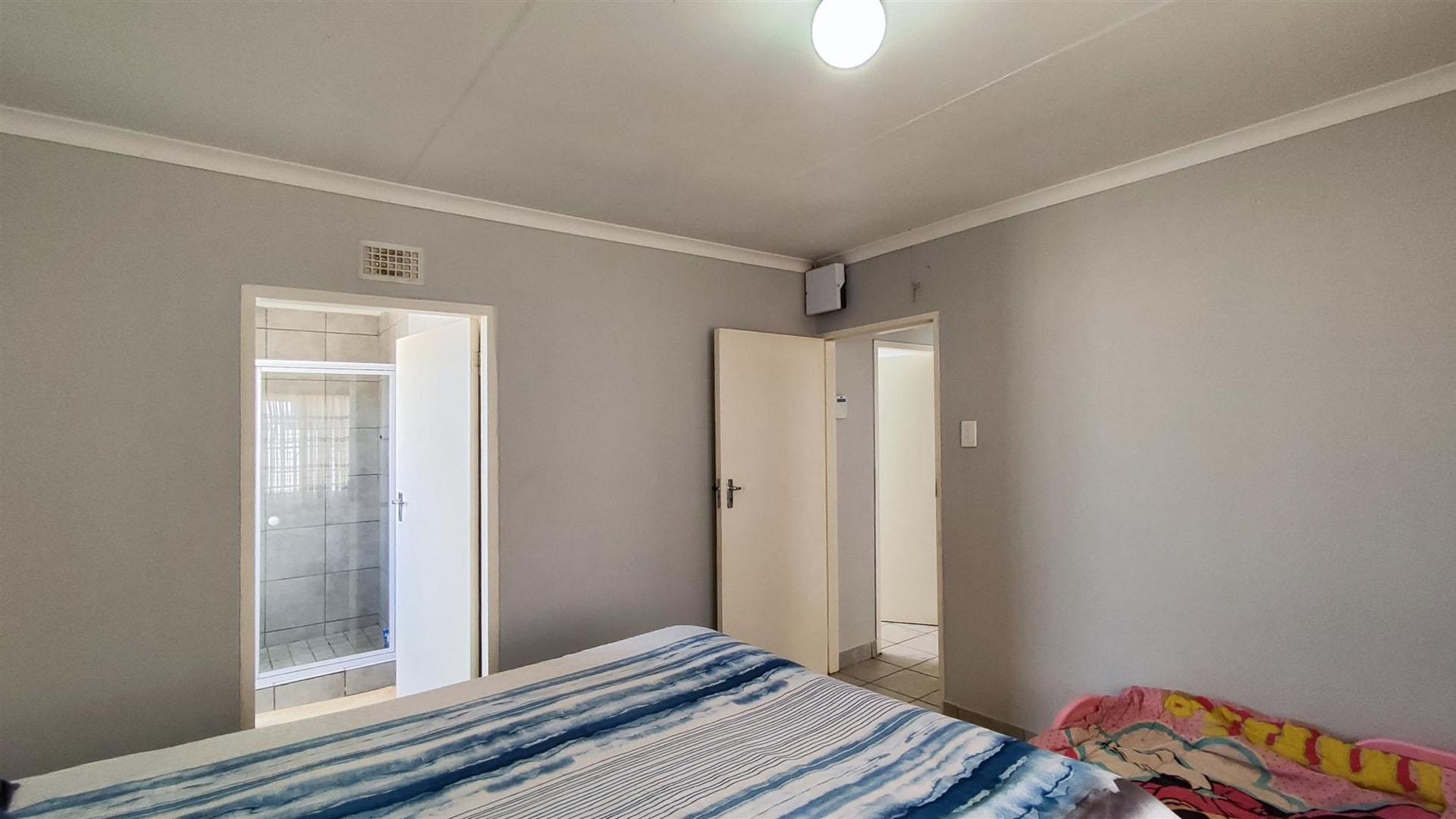 Main Bedroom - 15 square meters of property in Sky City