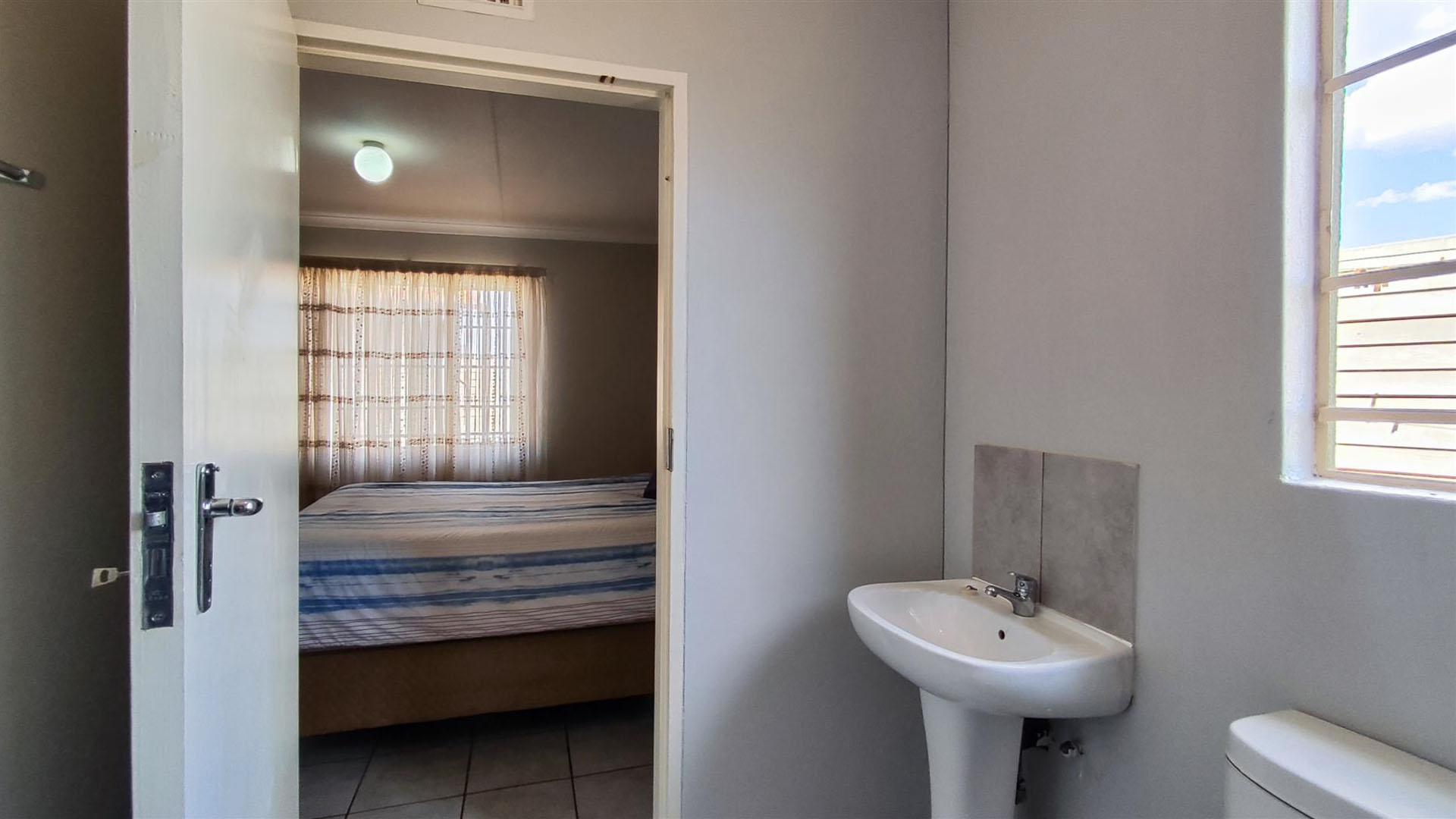 Main Bathroom - 5 square meters of property in Sky City