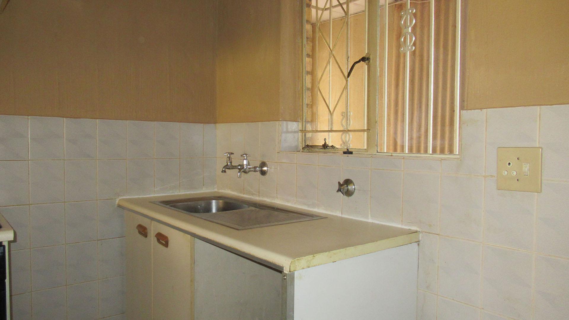 Kitchen - 7 square meters of property in Horison