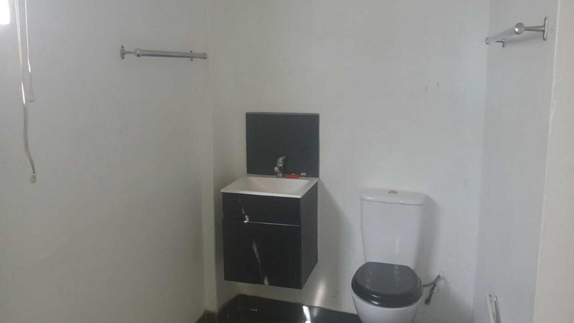 Bathroom 2 of property in Alexandria