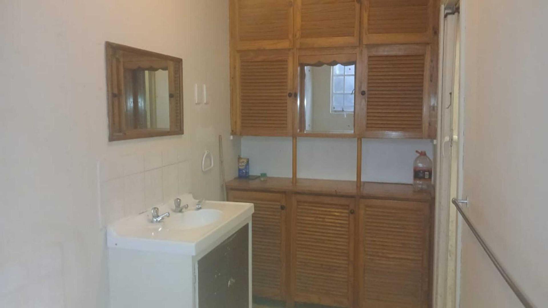 Bathroom 1 of property in Alexandria