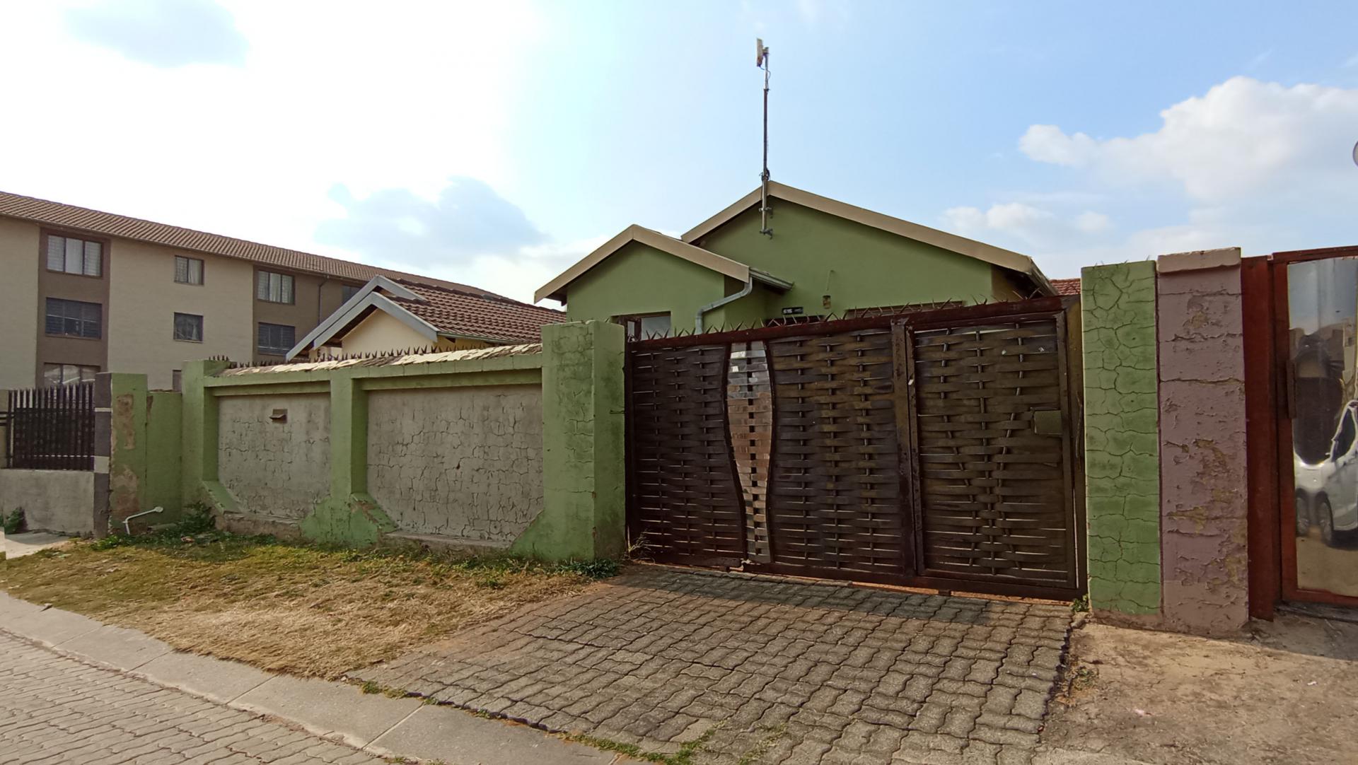 Front View of property in Fleurhof