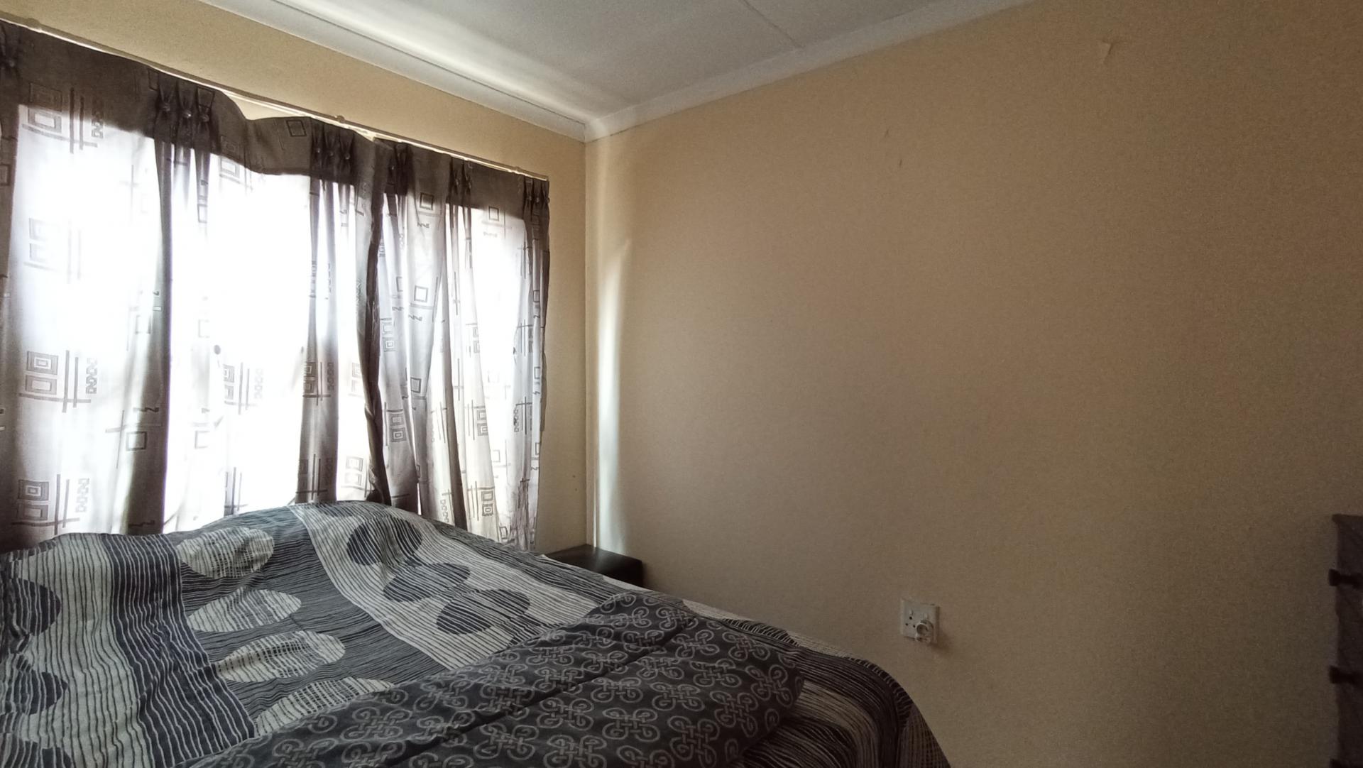 Bed Room 1 - 9 square meters of property in Fleurhof