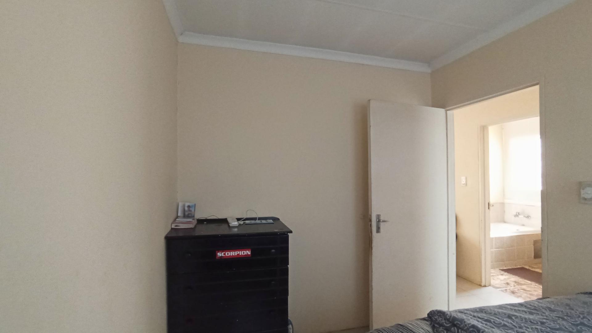 Bed Room 1 - 9 square meters of property in Fleurhof