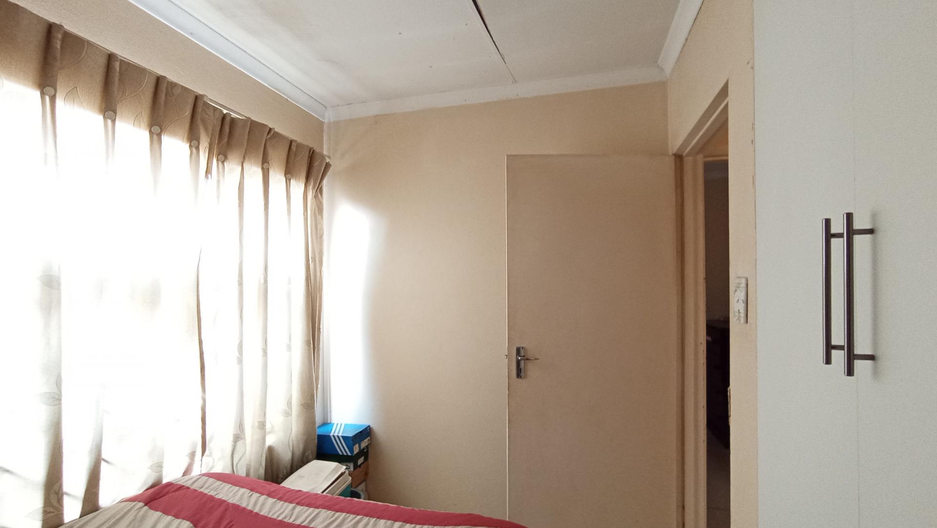 Bed Room 2 - 9 square meters of property in Fleurhof