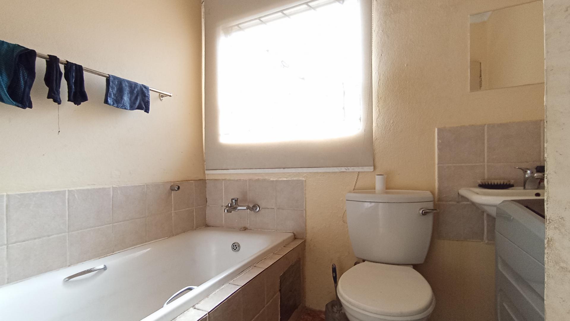 Bathroom 1 - 5 square meters of property in Fleurhof