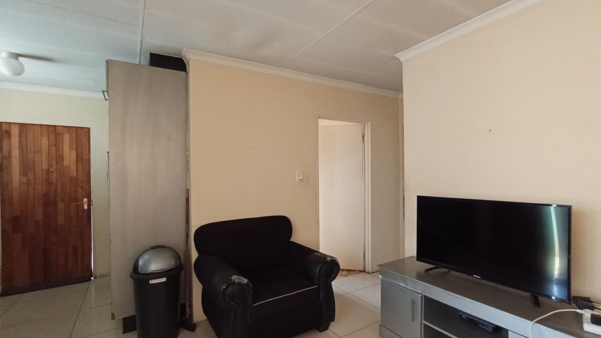 Lounges - 12 square meters of property in Fleurhof