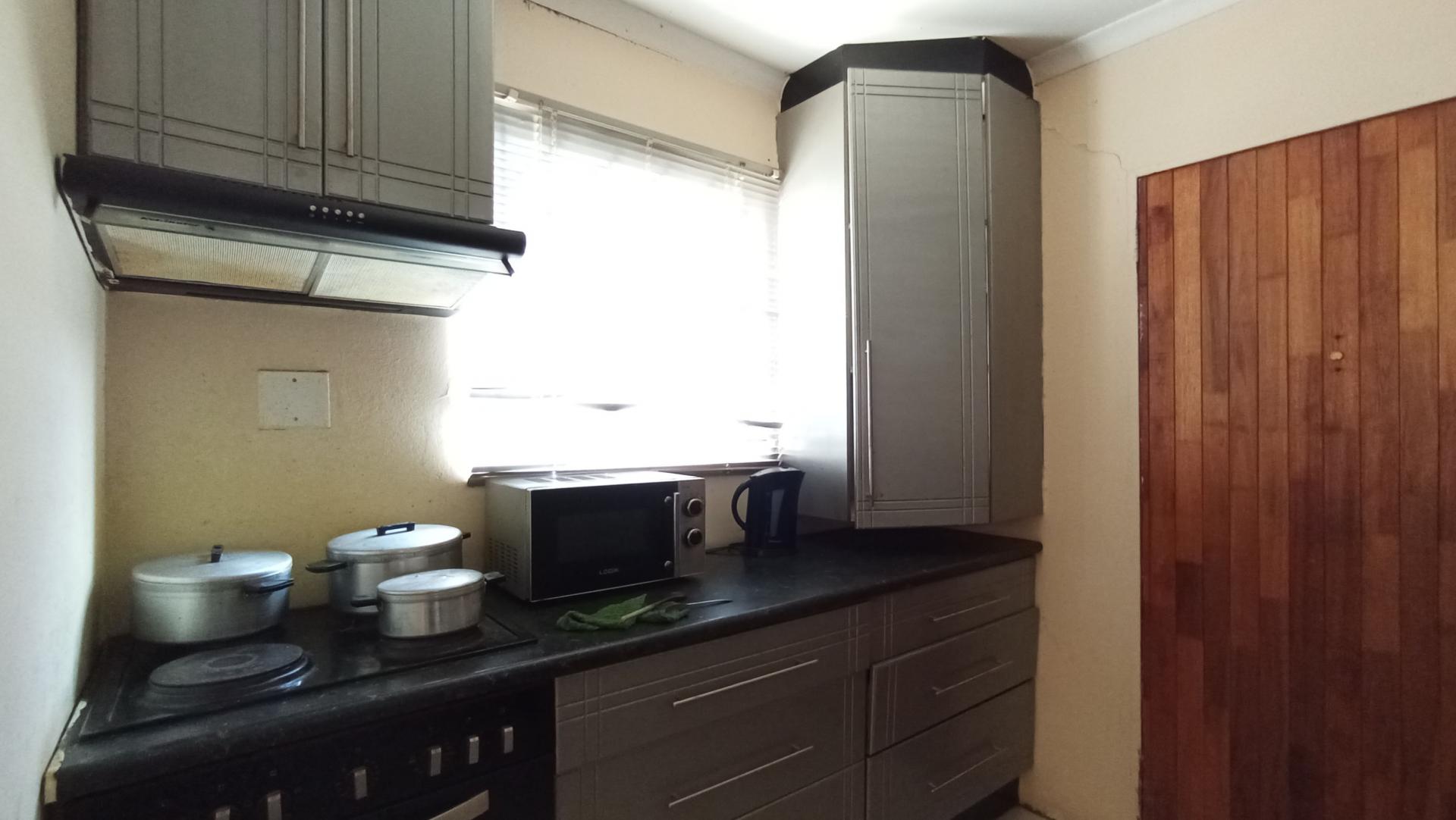 Kitchen - 6 square meters of property in Fleurhof