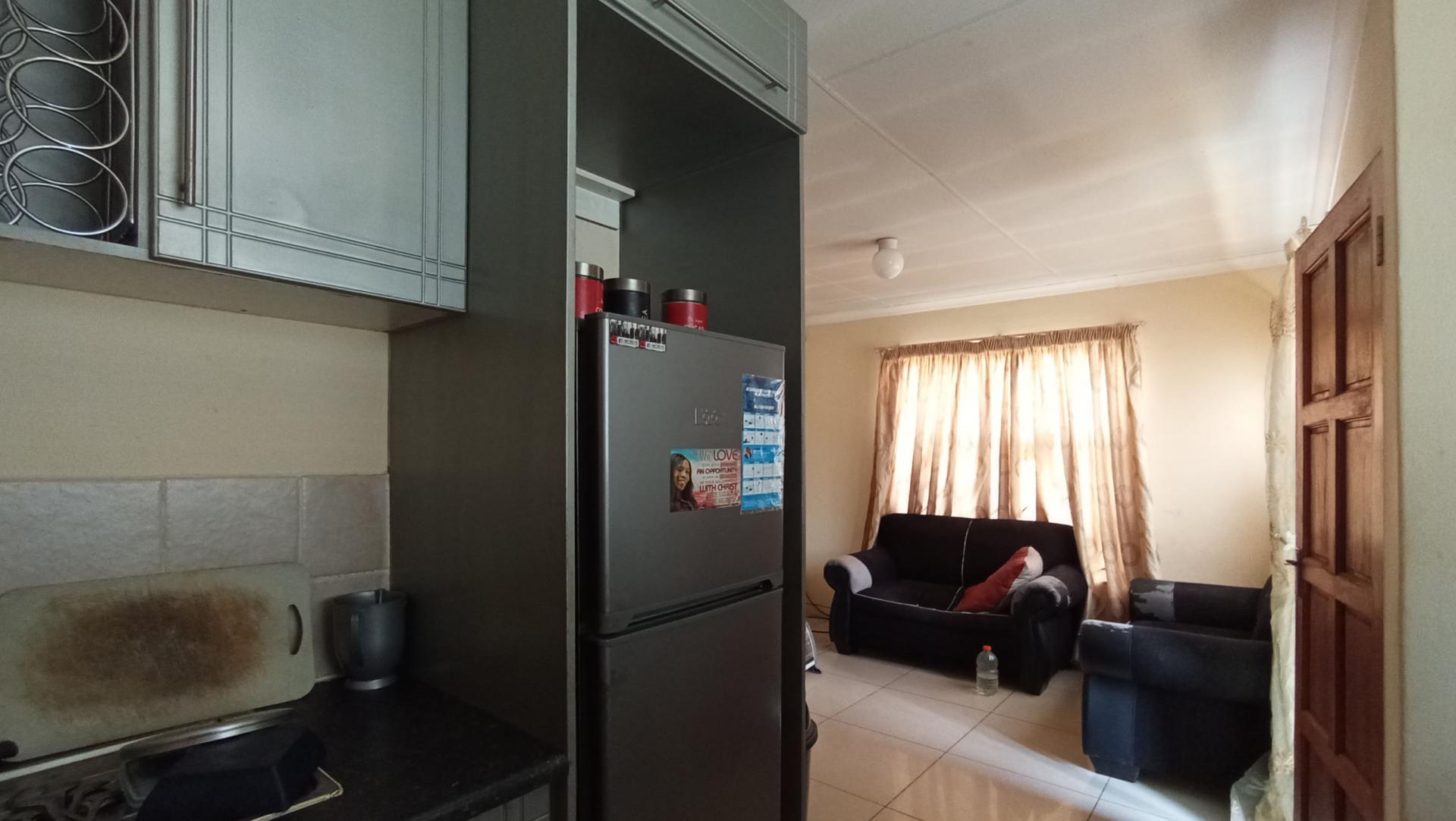 Kitchen - 6 square meters of property in Fleurhof