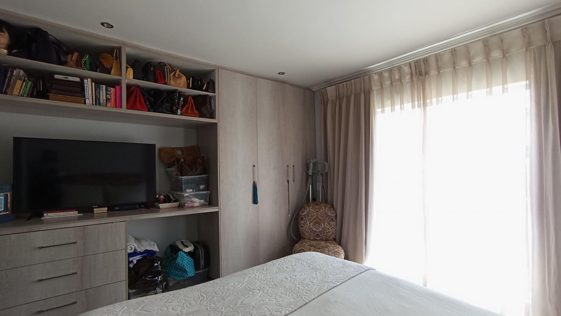 Bed Room 2 - 22 square meters of property in Bryanston