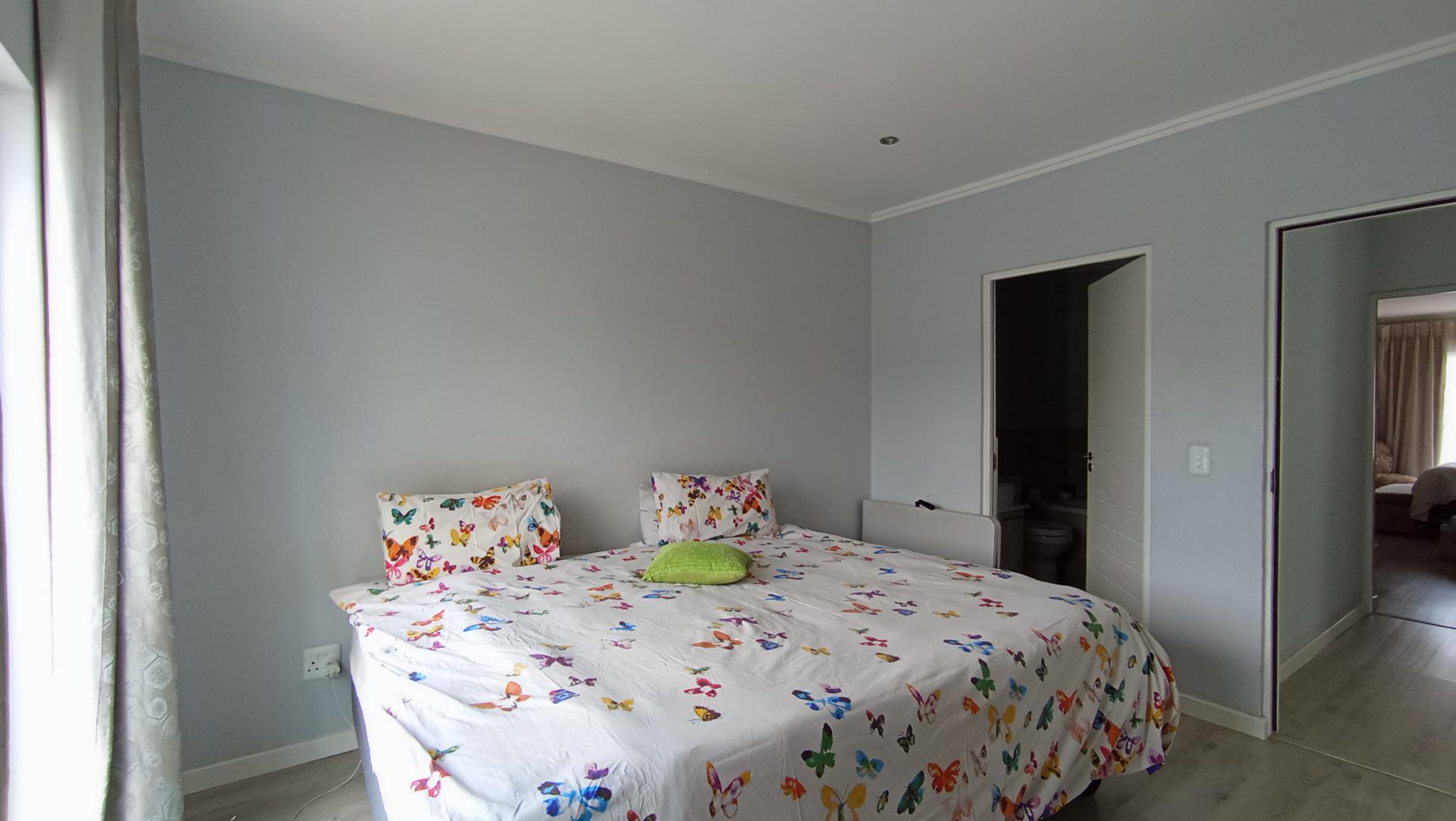 Bed Room 1 - 16 square meters of property in Bryanston