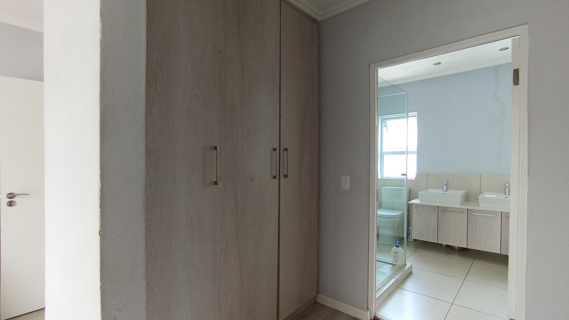 Main Bedroom - 22 square meters of property in Bryanston