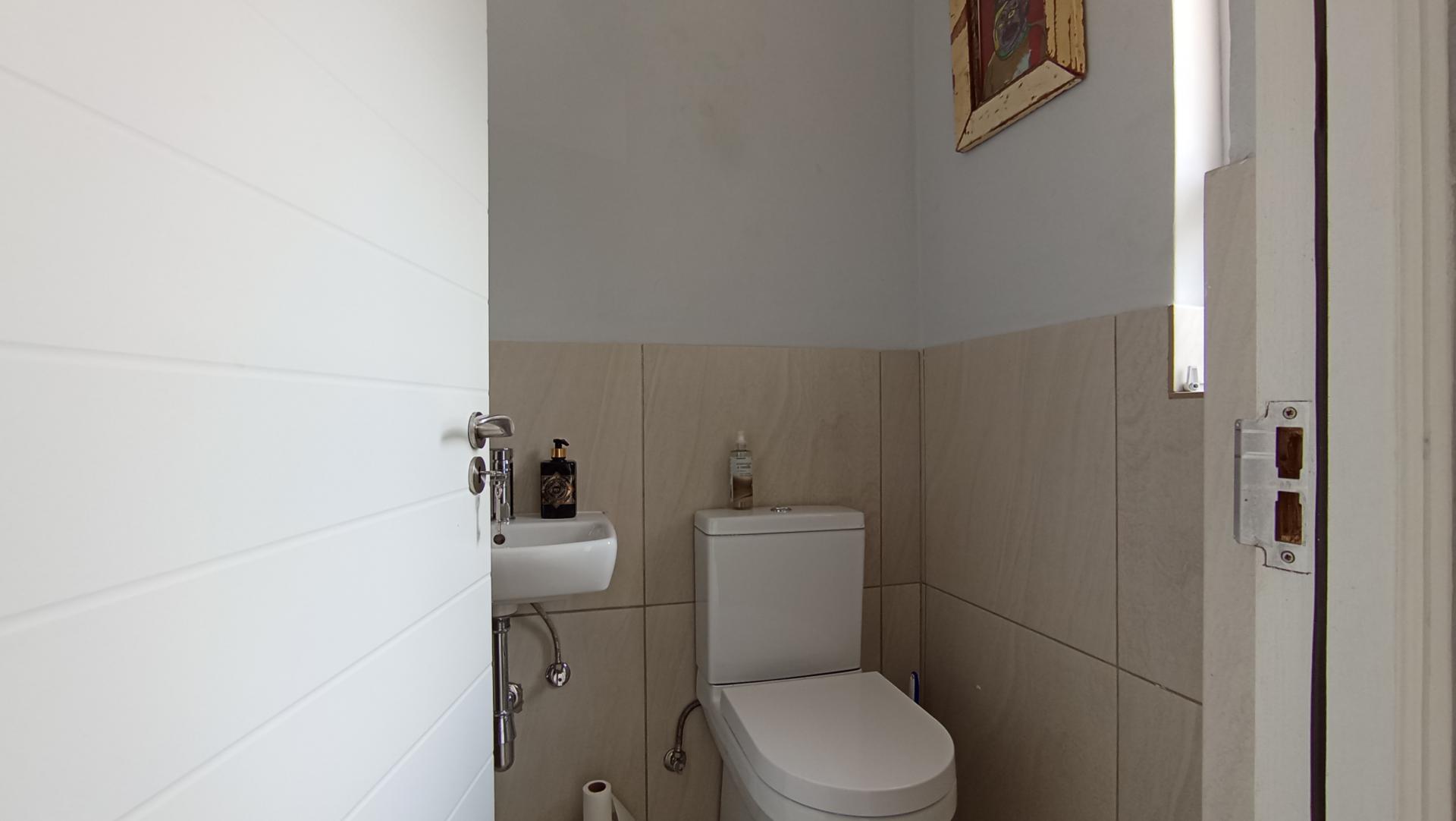 Guest Toilet - 2 square meters of property in Bryanston