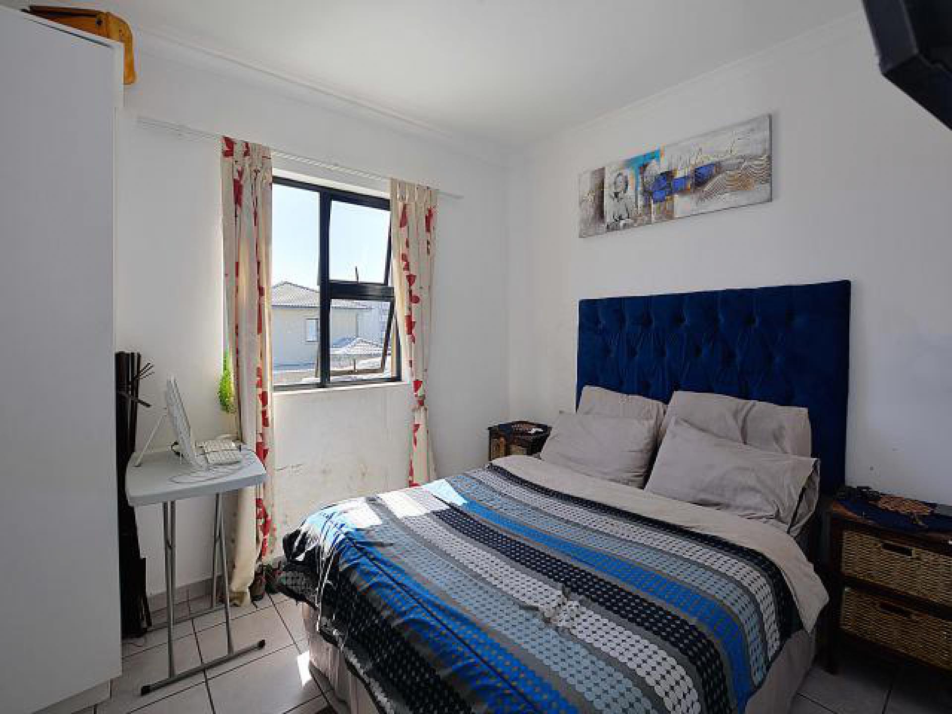 Main Bedroom of property in Parklands