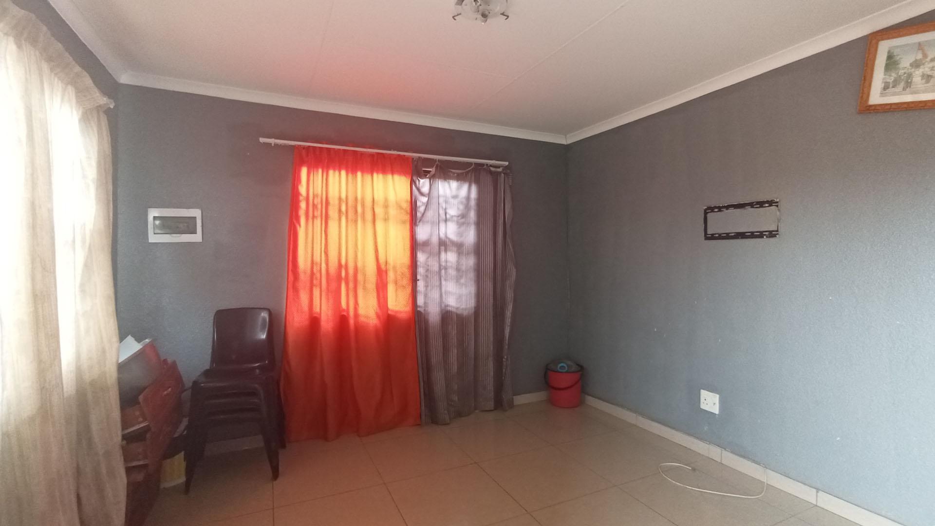 Lounges - 16 square meters of property in Soshanguve